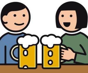 Ein Mann mit blauem Pulli, eine Frau mit grünem Pulli, trinken zusammen 2 Bier.